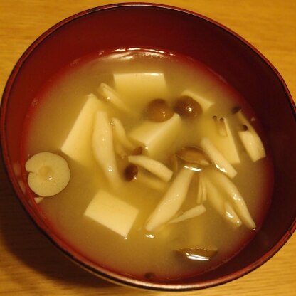 お味噌汁は木綿豆腐を使う事が多いのですが、柔らかくてツルンとした絹豆腐も良いですね
とても美味しいお味噌でした☆